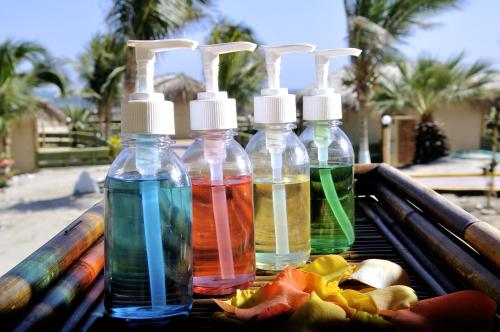 four bottles filled with different colored liquids in a tray at Vichayito Bungalows & Carpas by Aranwa Hotels in Vichayito