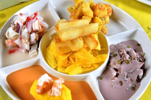 a plate of food with shrimp and chips and dip at Vichayito Bungalows & Carpas by Aranwa Hotels in Vichayito