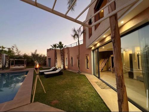 a house with a yard with a swimming pool at Villa aquaparc piscine chauffée sans vis à vis in Marrakesh