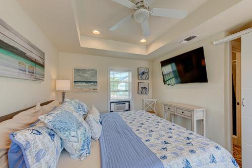 a bedroom with a bed and a ceiling fan at Casa Mariposa SPV19 in Port Aransas