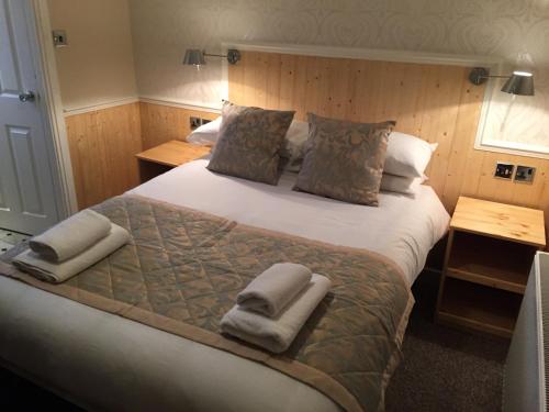 Postel nebo postele na pokoji v ubytování Nithsdale Hotel