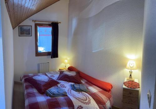 1 dormitorio con 1 cama, 1 ventana y 2 lámparas en Appartement MANA, en Bernex