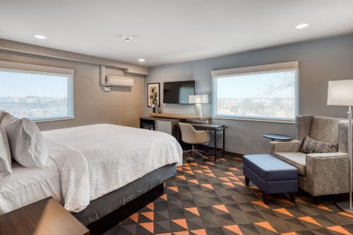 カンザスシティにあるHoliday Inn - Kansas City - Downtown, an IHG Hotelのベッドとデスクが備わるホテルルームです。