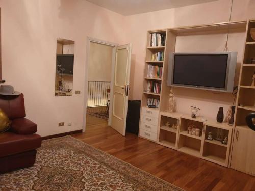 ein Wohnzimmer mit einem Flachbild-TV und einem Sofa in der Unterkunft Appartamento duplex in Carpi