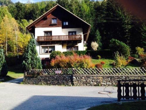 Traditionell eingerichtetes Ferienhaus für die ganze Familie in ruhiger Lage am Berg für 8 Personen