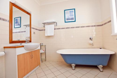 Ett badrum på Emaroo Cottages Broken Hill