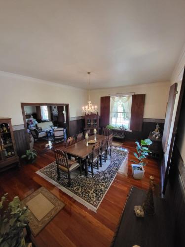a living room with a dining room table and chairs at Casa del Cafe-Familiar in Heredia