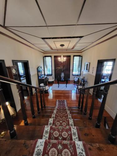 a living room with a rug on the floor at Casa del Cafe-Familiar in Heredia