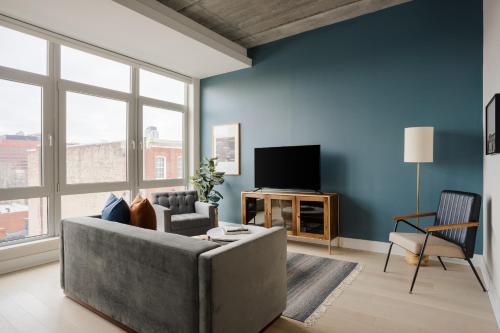 uma sala de estar com um sofá e uma televisão em Sonder The Mint em Filadélfia