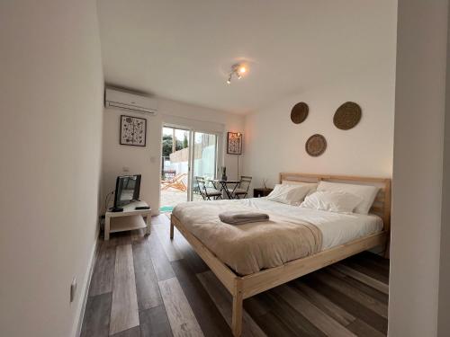 sypialnia z łóżkiem i telewizorem w obiekcie IN-Cascais Suite Deluxe com pátio privado w mieście Cascais