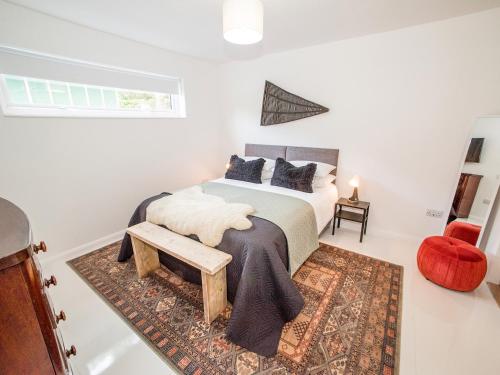 una camera con letto king-size e tappeto di Shore Lodge a Stornoway