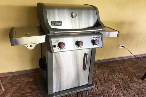 a gas grill and a grill at Vista Gaital/ Gaital View in Antón