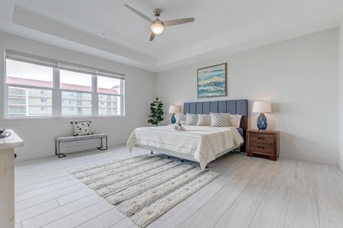 1 dormitorio blanco con 1 cama y ventilador de techo en Turtle Bay, en Cocoa Beach