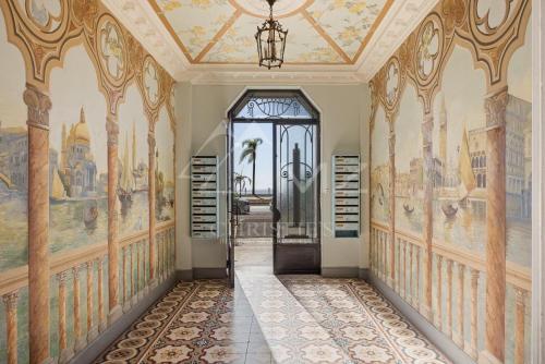 Gambar di galeri bagi Luxury apartment with sea view on the first line Promenade des Anglais di Nice