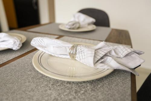 un plato blanco con una servilleta en una mesa en 601S Penthouse moderno con Parqueo Incluido, en Ibagué