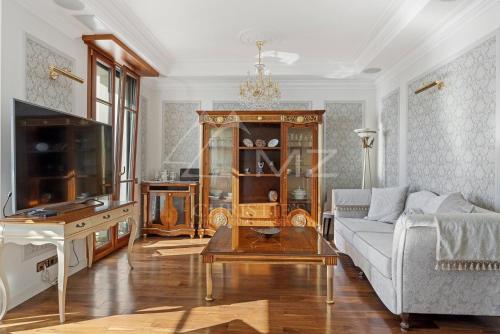 Televisyen dan/atau pusat hiburan di Luxury apartment with sea view on the first line Promenade des Anglais