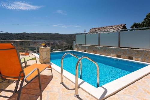 Ferienhaus in Srinjine mit Privatem Pool