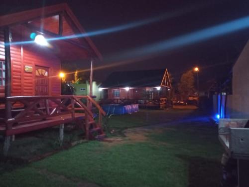eine Nacht Aussicht auf eine Hütte mit blauem Licht in der Unterkunft Cabaña La Justina in San José
