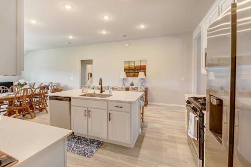 Η κουζίνα ή μικρή κουζίνα στο Bastrop Home with Yard, 28 Mi to Austin!