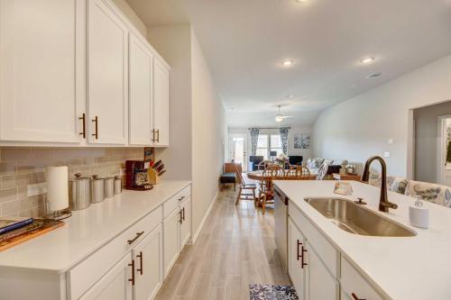 Η κουζίνα ή μικρή κουζίνα στο Bastrop Home with Yard, 28 Mi to Austin!