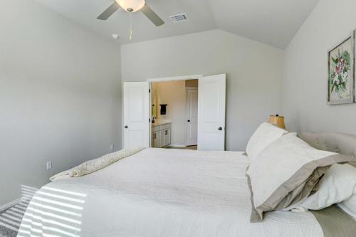Ένα ή περισσότερα κρεβάτια σε δωμάτιο στο Bastrop Home with Yard, 28 Mi to Austin!