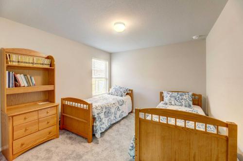 - une chambre avec 2 lits et une étagère dans l'établissement Bastrop Home with Yard, 28 Mi to Austin!, à Bastrop