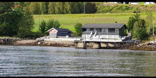 Het gebouw waarin het vakantiehuis zich bevindt