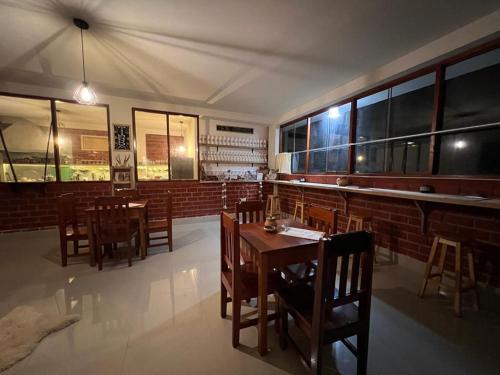 ein Restaurant mit Holztischen und -stühlen in einem Zimmer in der Unterkunft La Rivera de Gocta in Cocachimba