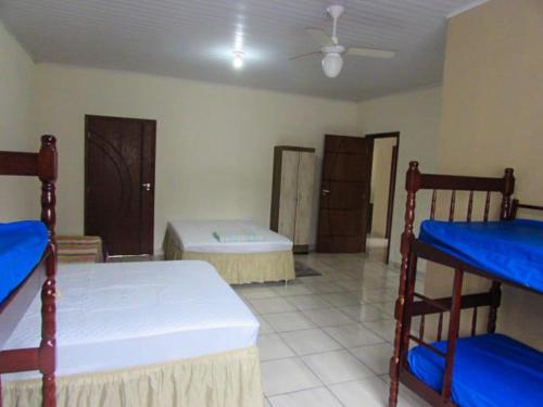 Habitación con 2 literas en una habitación en Chácara Rio Cachoeira en Antonina