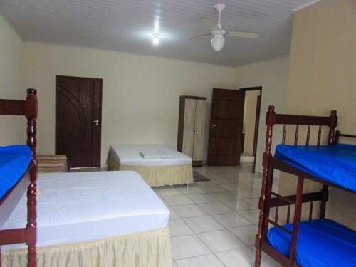 a room with two bunk beds in a room at Chácara Rio Cachoeira in Antonina