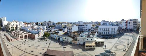 una vista aérea de una ciudad con edificios en Milu house, en Faro