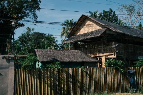 une clôture en bois devant une maison dans l'établissement Loko Amigos Bohol Panglao, à Mormol