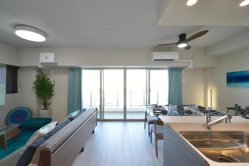 ein Krankenzimmer mit Stühlen und Waschbecken und eine Cafeteria in der Unterkunft BRANCHERA NAHA AKEBONO PREMIST 1206 in Naha