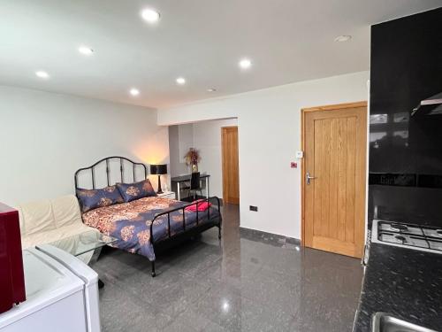 Full Studio Near Heathrow Airport & London tesisinde bir oturma alanı