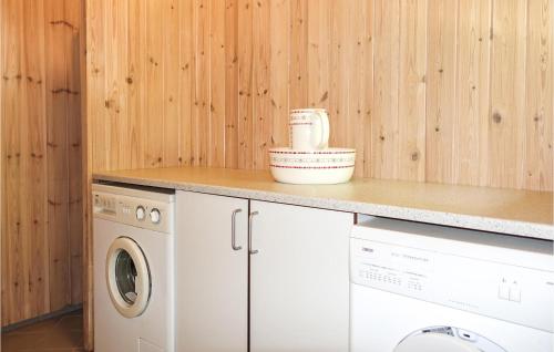 a kitchen with a washing machine and a counter at Stunning Home In Aakirkeby With Kitchen in Vester Sømarken