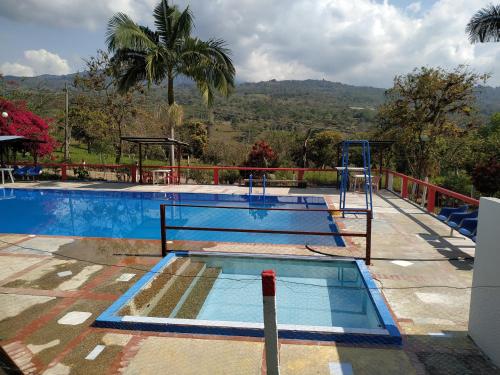 The swimming pool at or close to Agradable casa de campo con piscina, campo de tejo