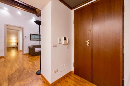 un couloir avec une porte et une chambre avec un lit dans l'établissement Cuore della città by Home a porter, à Turin