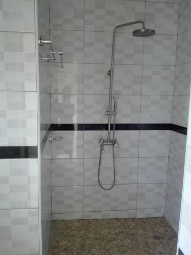 y baño con ducha y puerta de cristal. en Matalente Abode en Lilongüe
