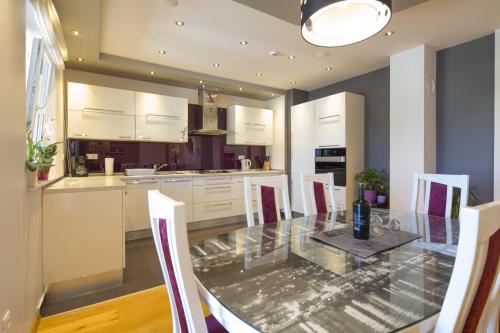 Apartments by the sea Makarska - 20587