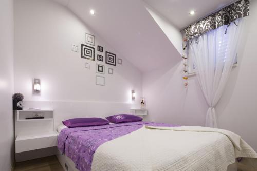 Apartments by the sea Makarska - 20587
