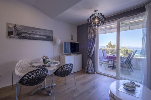 Apartments by the sea Makarska - 20587