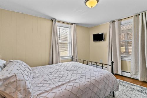 Una cama o camas en una habitación de Cozy Cape in Smithfield, RI