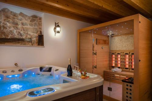 ein Bad mit einer großen Badewanne in einem Zimmer in der Unterkunft Luxury villa with a swimming pool Malo Grablje, Hvar - 20606 in Hvar