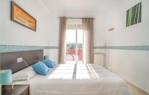 - une chambre avec un grand lit blanc et une fenêtre dans l'établissement Amazing Apartment In Baena With Wifi, à Baena