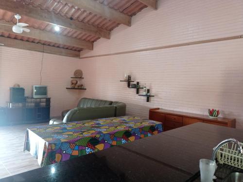 een woonkamer met een bed en een bank bij Chácara Biritiba Mirim, Bairro Nirvana - Mogi das Cruzes in Biritiba-Mirim