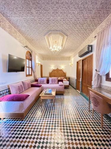 TV a/nebo společenská místnost v ubytování Le Grand Alcazar - Riad