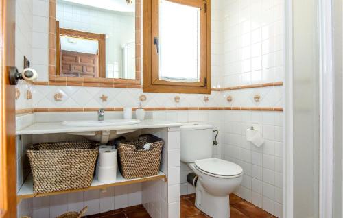 een badkamer met een toilet, een wastafel en een spiegel bij Stunning Apartment In San Jose With House Sea View in San José