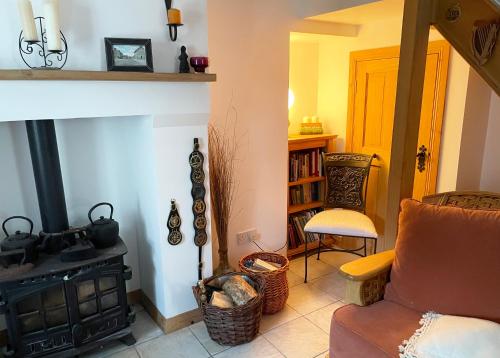 Ruang duduk di Main Street Cottage, Ballintoy