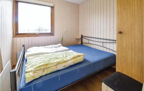 Cama en habitación con ventana en Stunning Home In Brenderup Fyn With Wifi, en Skovs-Højrup