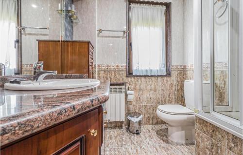ein Badezimmer mit einem Waschbecken, einem WC und einer Badewanne in der Unterkunft Amazing Home In Sevares With Kitchen in Sevares